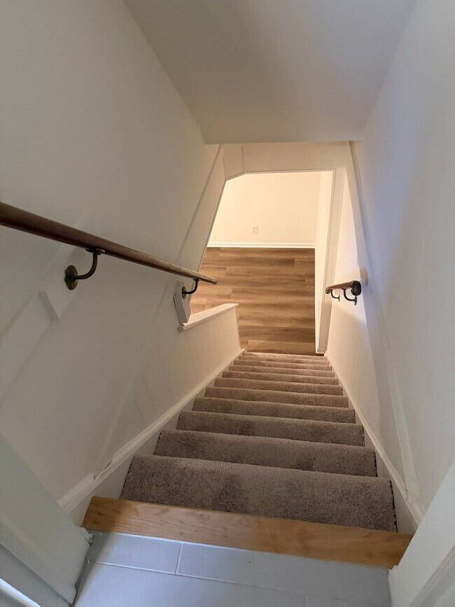 Building Photo - Beautiful 2 Bed 2 Bath Clarendon End-Unit ...