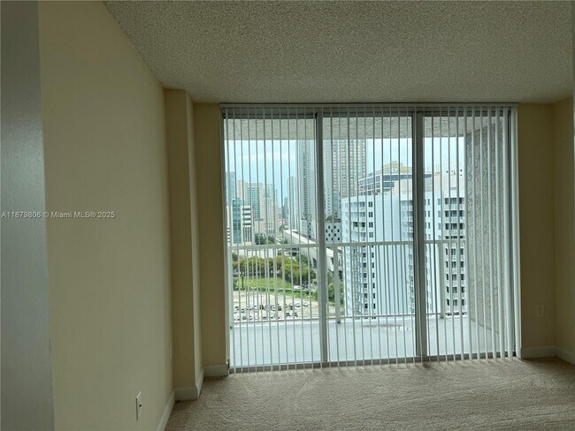 Building Photo - 915 NW 1st Ave