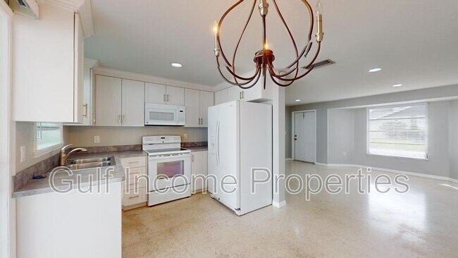 Building Photo - 621 21st St W