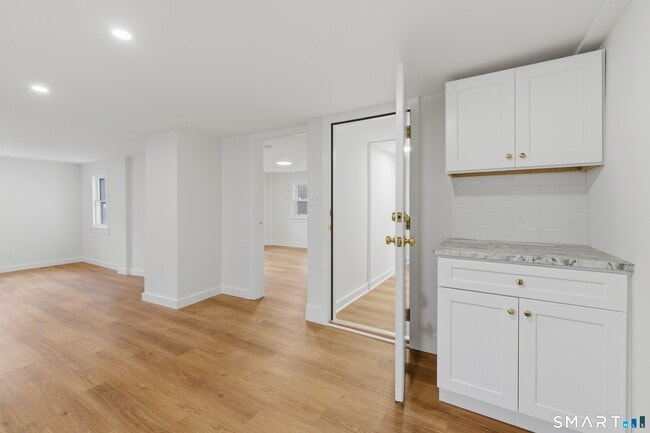 Building Photo - 96 W Main St