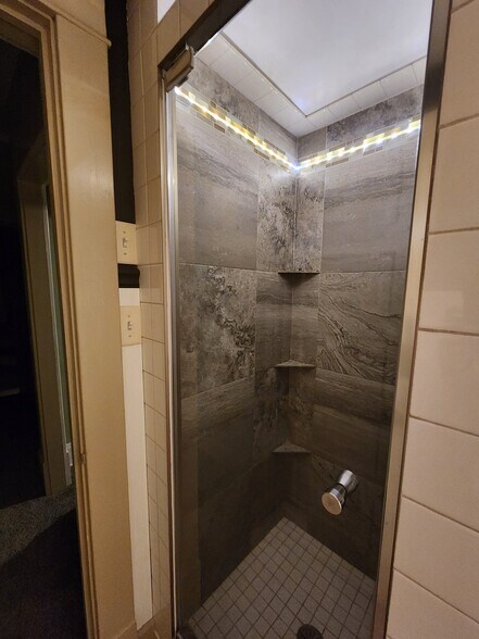 Building Photo - 614 Isabella St