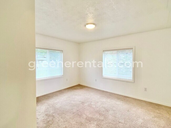 Building Photo - 6733 5th Ct SE