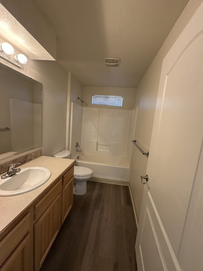 Building Photo - "Charming 2-Bed, 2-Bath Haven in Boise – Spacious 985 Sq Ft Retreat!"