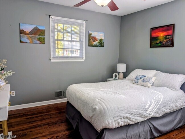 Building Photo - 190 Oak St