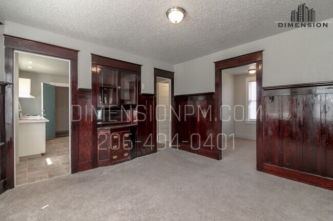 Building Photo - 2 bedroom, Spacious, Apartment in Downtown...