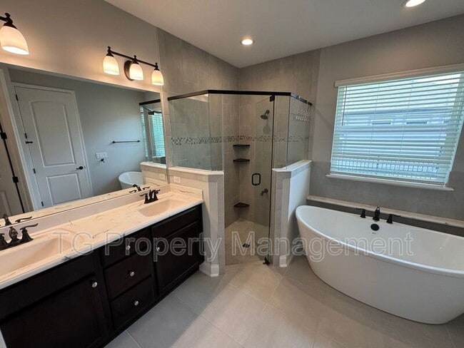 Building Photo - 64 Rose Dew Dr