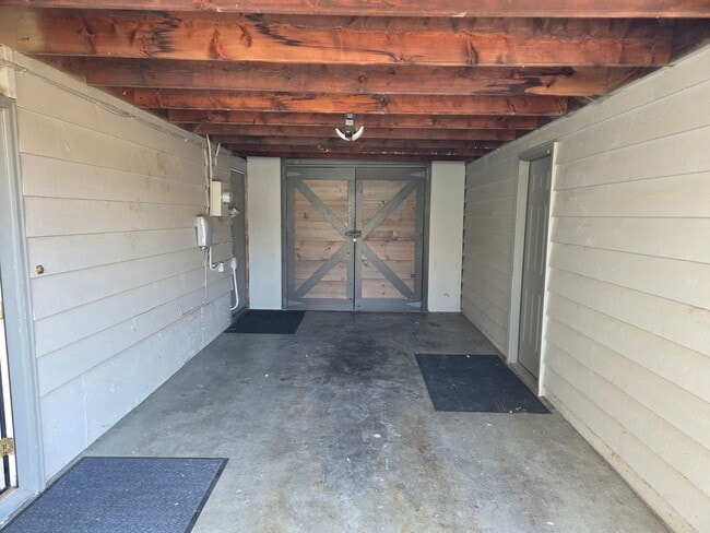 Building Photo - 3Bedroom, 2.5 Bath Mid Century Modern Home...