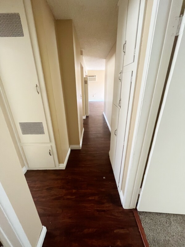 Building Photo - 835 S Oaks Ave