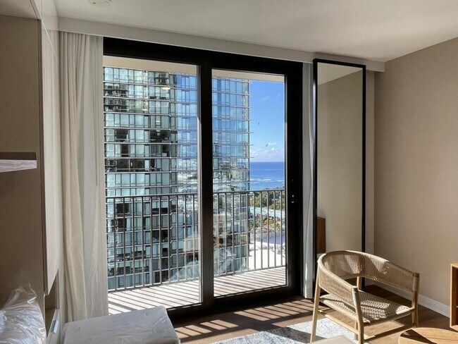 Building Photo - 987 Queen St