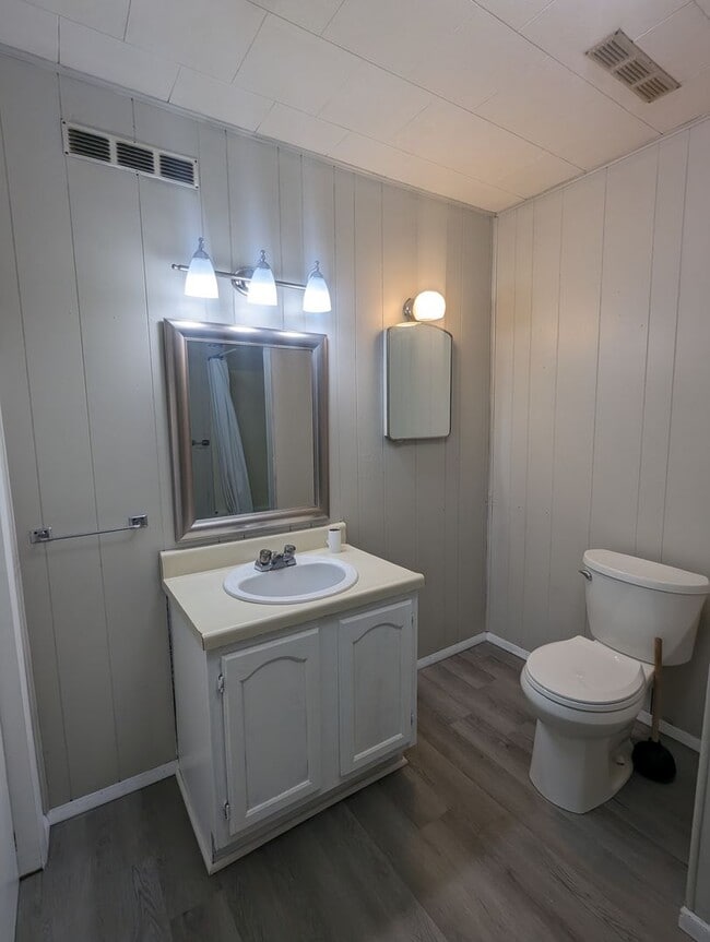 Building Photo - COMING SOON FURNISHED 2 BEDROOM UPSTAIRS A...