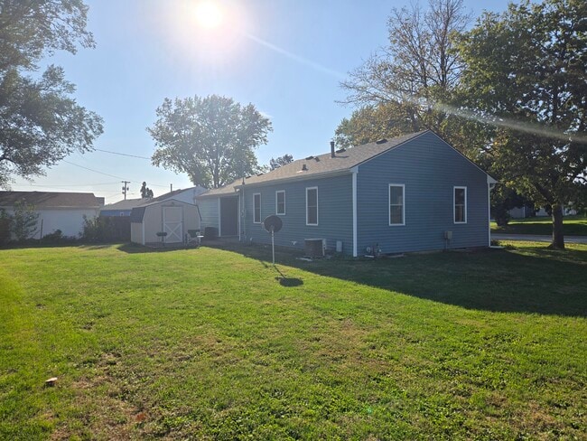 Building Photo - 128 E 17th St N