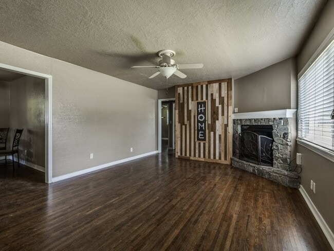 Building Photo - Great home, 4 bedrooms or 3+study, 1.5 bat...
