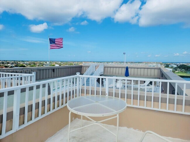 Building Photo - 1500 Park Beach Cir