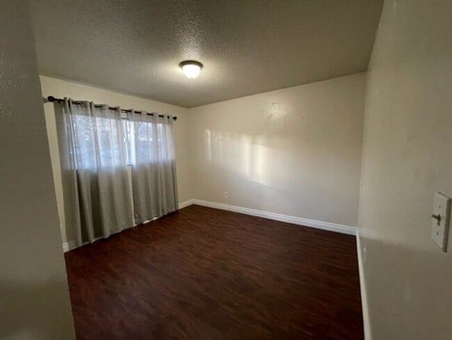 Building Photo - Redlands 3 bed 1.5 bath with yard