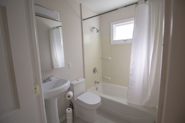 Building Photo - Newly Renovated 3 BR - 1 BA Ranch in Latham