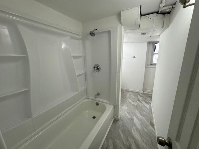 Building Photo - Beautifully renovated with mother in law s...