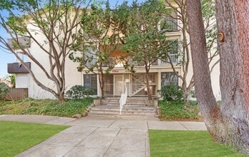 Building Photo - 1002 12th St in Santa Monica - North of Wi...