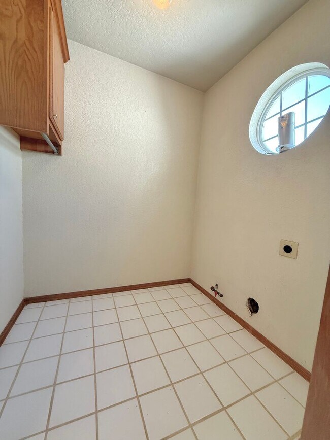 Building Photo - 3320-3322 Ridgecrest Cir