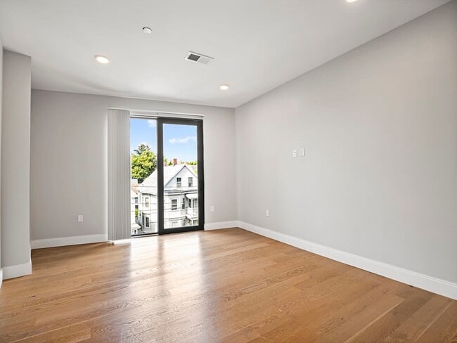 Building Photo - 9 Central St