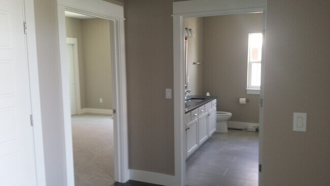 Building Photo - Large 3 Bed 2 Bath Home with 3 Car Garage