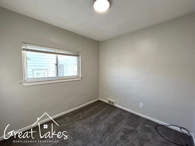 Building Photo - Charming 3 Bedroom 2 Bathroom now availabl...