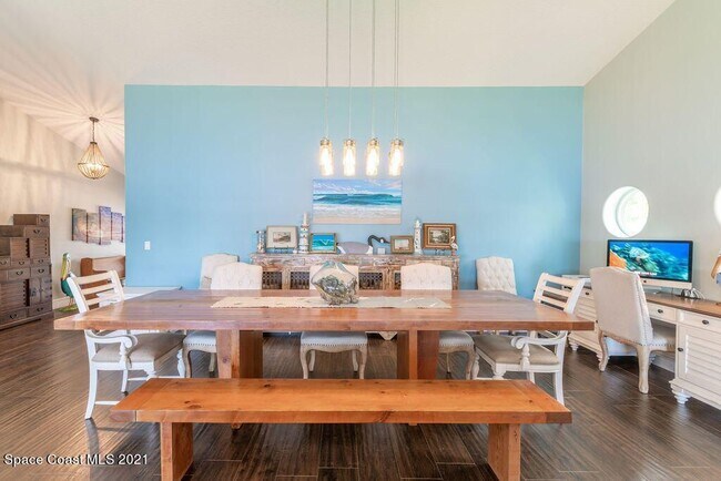 Building Photo - Gorgeous views from this 3 bedroom, 2.5 ba...