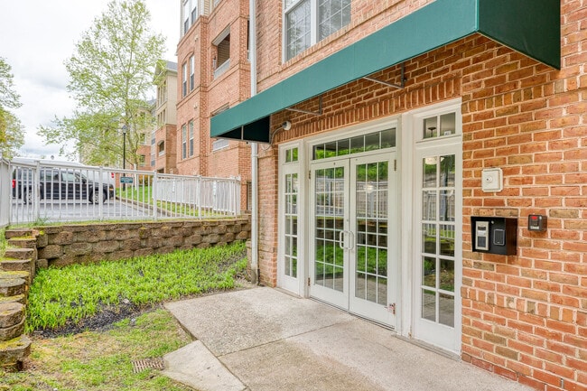 Building Photo - 400 Symphony Cir