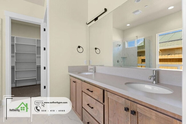 Building Photo - 2856 River Dr