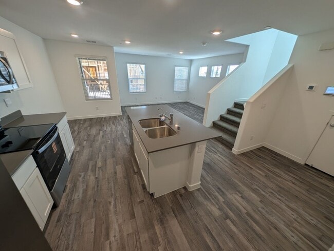 Building Photo - 924 Violet Heron St