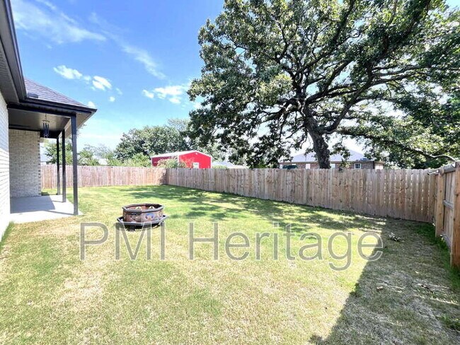 Building Photo - 2061 Larry Ln