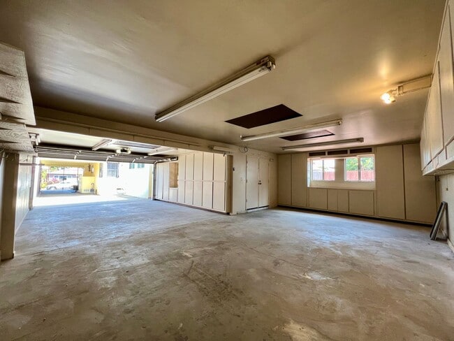 Building Photo - Large 3 Bedroom 2 Bath Home