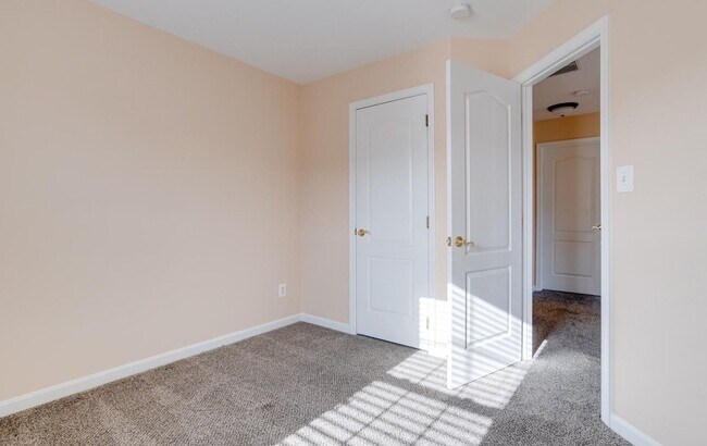 Building Photo - Charming Abingdon Townhome with Modern Upgrades!