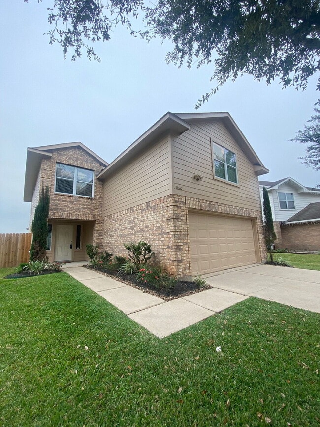 Building Photo - Spacious 4Bed, 2.5 Bath plus Bonus Room, 2-story home in the desirable Remington Grove community!