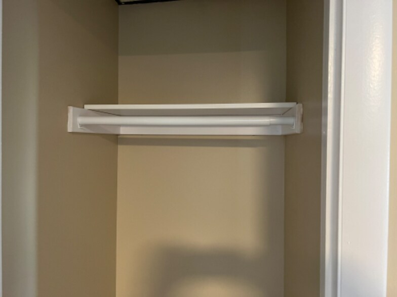 Building Photo - 132 S Apple St