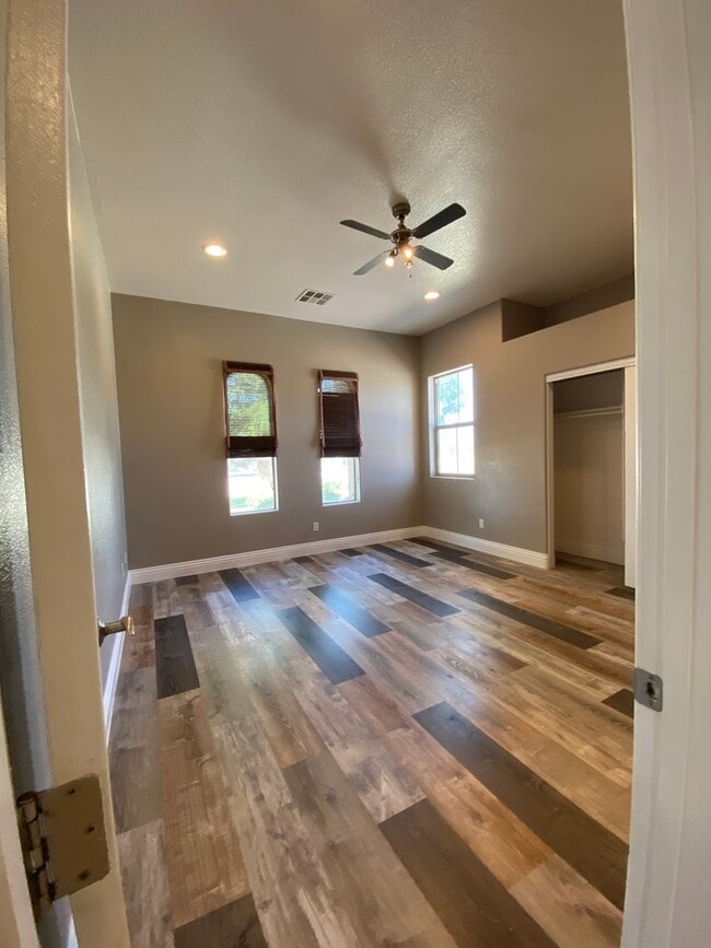 Building Photo - CALVADA VALLEY U.1 - Oakleaf Avenue