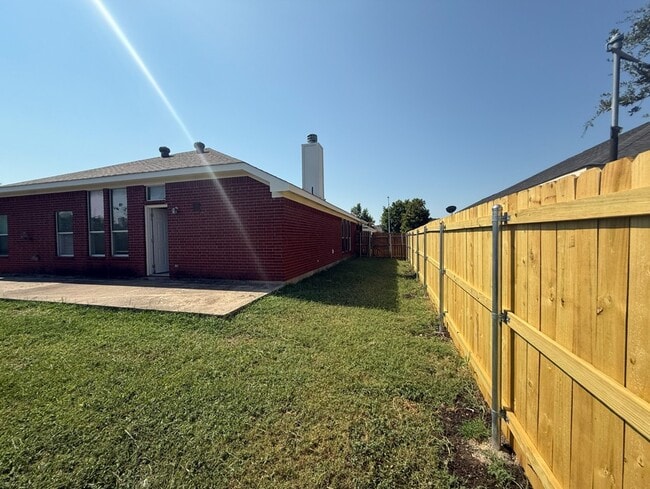 Building Photo - 3912 Silver Springs Dr