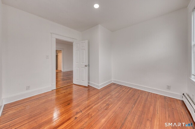 Building Photo - 152 Oak St