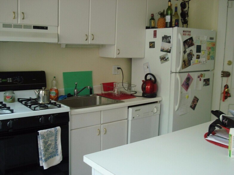 Building Photo - 384 Riverway