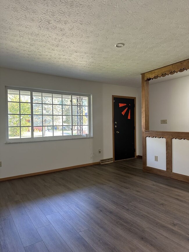 Building Photo - Welcome to this charming 3-bedroom, 2-bath...