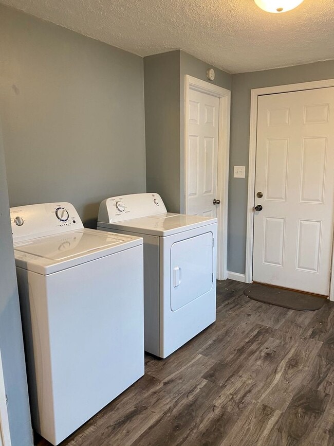 Building Photo - Charming 2-Bedroom Home with Private Driveway & Large Fenced Backyard