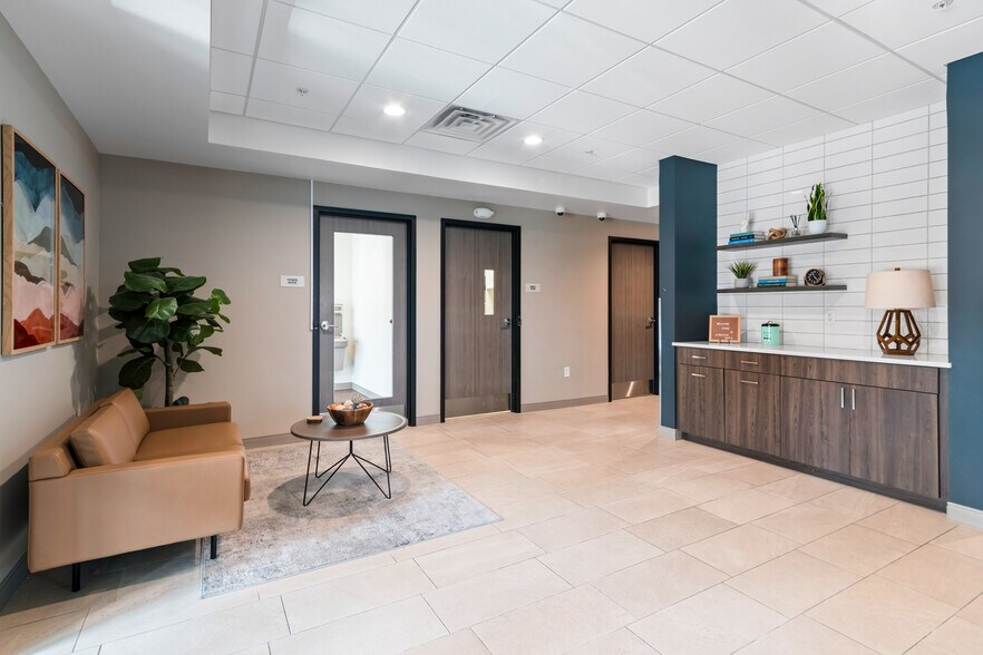 Building Photo - 2420 E Capitol Dr