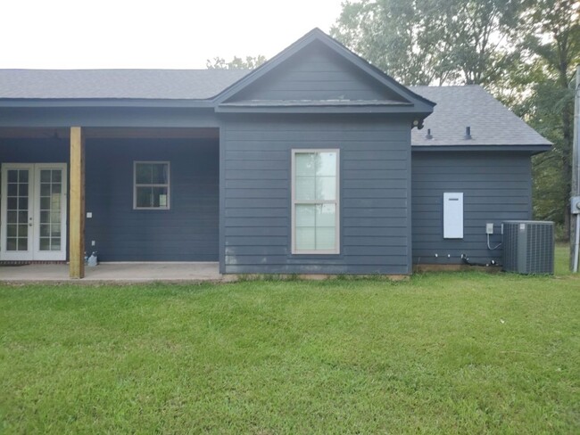 Building Photo - Charming 3 Bed 3 Bath Country Farm for Ren...