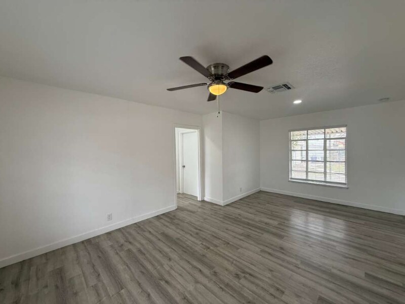 Building Photo - 202 Mink Dr