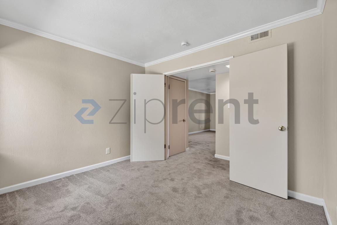 Building Photo - Unit H7