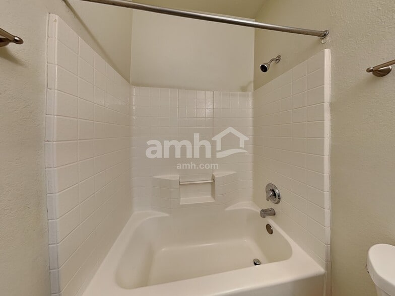 Building Photo - 12930 W Clarendon Ave