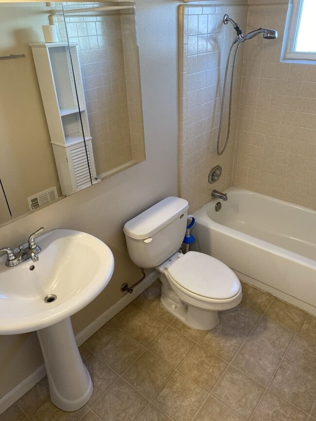 Building Photo - Beautiful 3 Bedroom 2 Bath w/ Large Fenced in Backyard