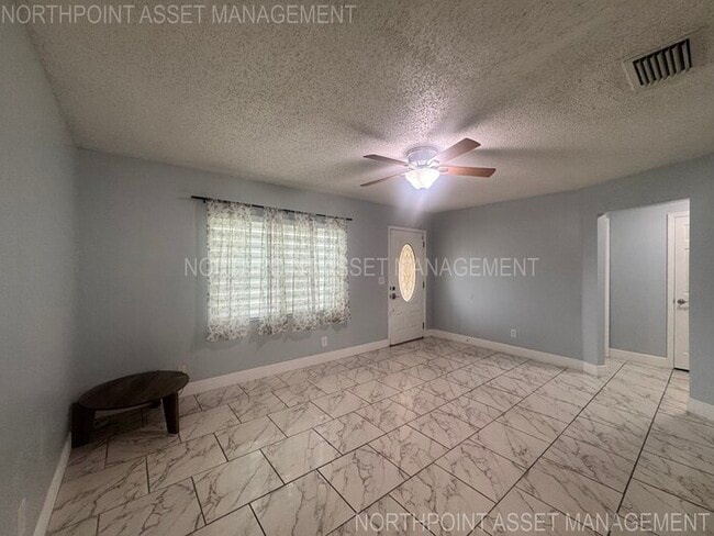 Building Photo - 2 Spacious Bedrooms and 2 Modern Bathrooms...