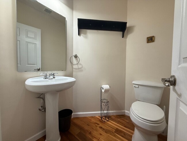 Building Photo - 3 Bedroom 3.5 Bathroom Home Located in Gre...