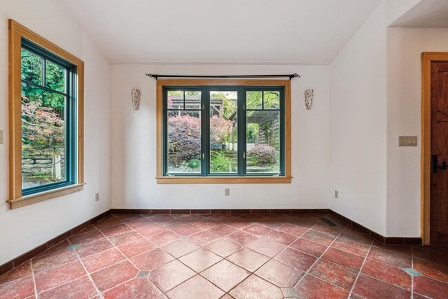 Building Photo - 385 Moraga Ave