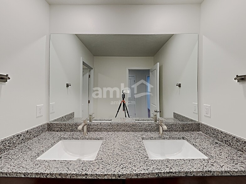 Building Photo - 2440 E Surry Way